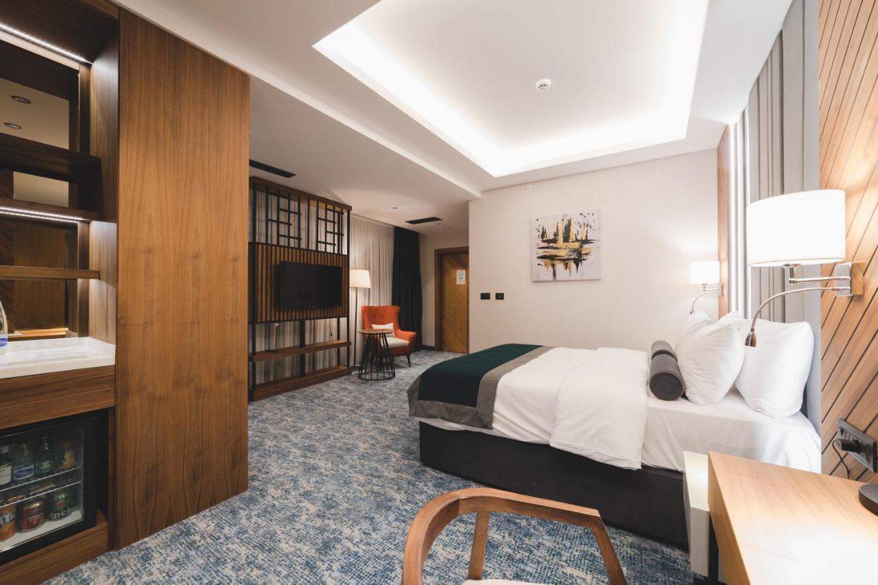 Bristol Hotel Podgorica Buitenkant foto