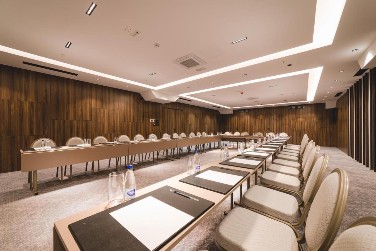 Bristol Hotel Podgorica Buitenkant foto